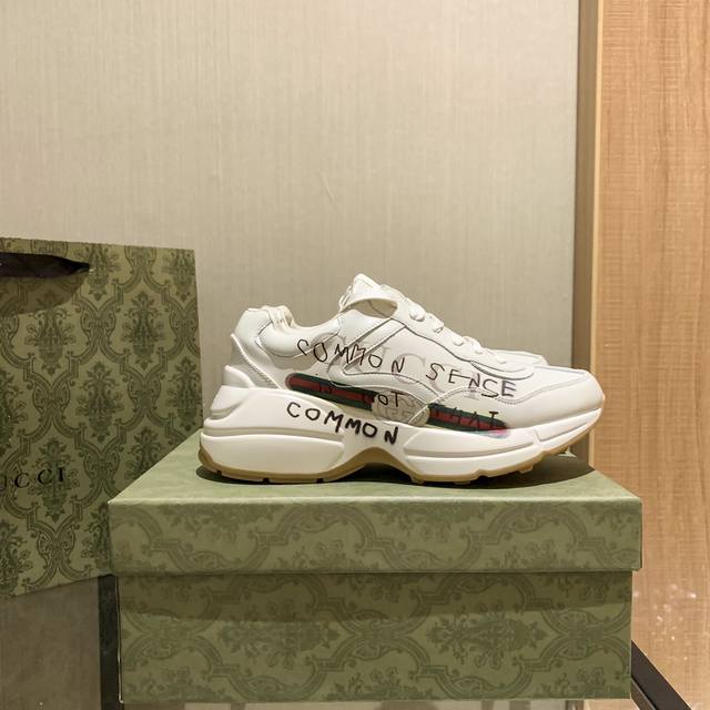 橙子出厂价 跑量主推款 Gucci 古驰 经典休闲男女运动鞋 增高厚底老爹鞋 情侣款 此款老爹鞋在今年仍然还是很受欢迎。对于爱美的人来说，鞋柜里不仅应该有一双白
